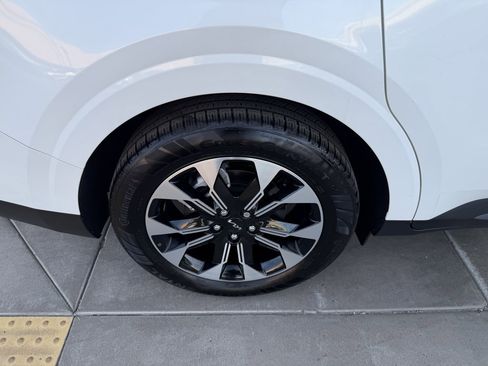 Used 2024 Kia Carnival EX image 15