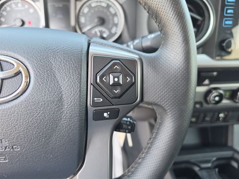 Used 2017 Toyota Tacoma SR5 w/ Tow Package RWD image 33