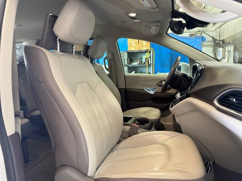 Used 2018 Chrysler Pacifica Touring-L Plus w/ Advanced Safetytec Group FWD image 33