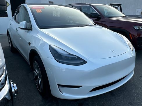 Used 2023 Tesla Model Y Long Range image 6