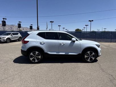 New 2025 Volvo XC40 B5 Core w/ Climate Package