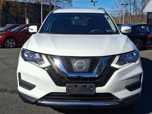 Used 2017 Nissan Rogue SV image 2