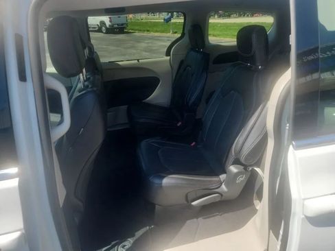 Used 2023 Chrysler Pacifica Touring-L FWD image 6