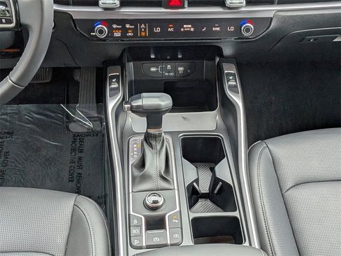 Used 2025 Kia Sorento S image 19