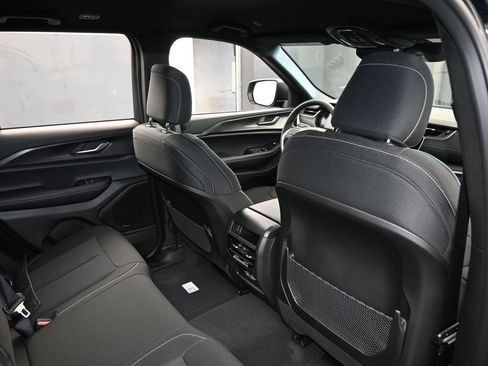 Used 2025 Jeep Grand Cherokee Laredo image 36