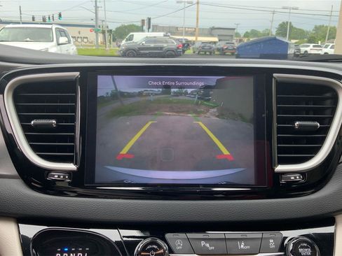 Used 2023 Chrysler Pacifica Touring-L FWD image 33