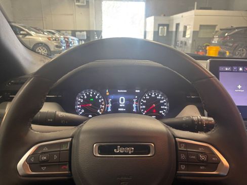 Used 2025 Jeep Compass Limited image 28