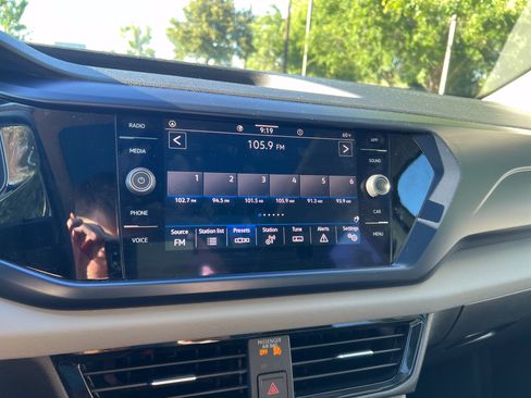 Certified 2022 Volkswagen Taos SE w/ Panoramic Sunroof Package FWD image 21