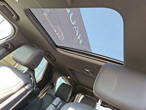 Used 2025 Land Rover Discovery S image 13