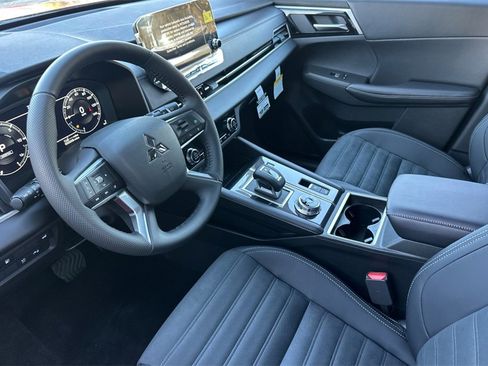 New 2025 Mitsubishi Outlander SE image 11