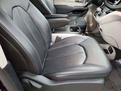 Used 2024 Chrysler Pacifica Touring-L image 20