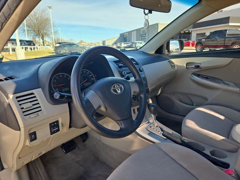 Used 2011 Toyota Corolla LE image 2
