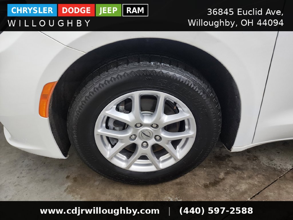 Used 2023 Chrysler Pacifica Touring-L FWD image 40