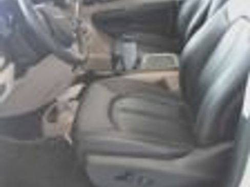 Used 2024 Chrysler Pacifica Touring-L FWD image 12