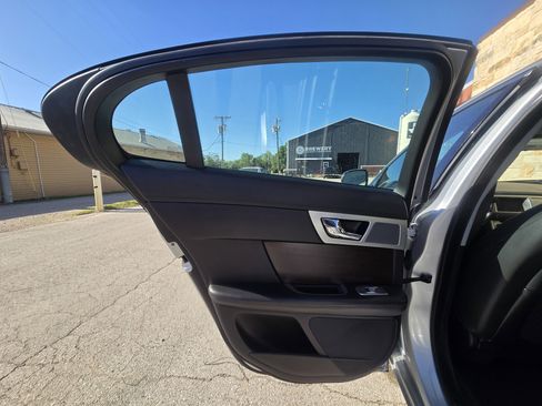 Used 2012 Jaguar XF image 6