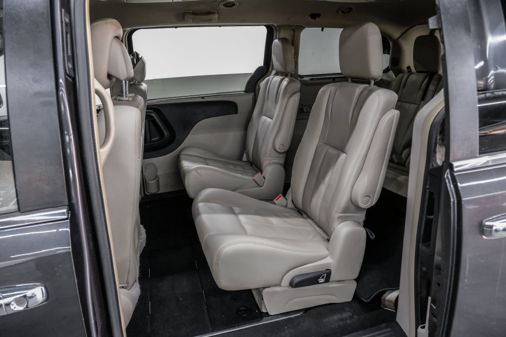 Used 2015 Chrysler Town & Country Touring w/ Driver Convenience Group FWD image 43