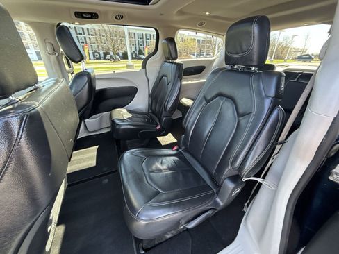 Used 2022 Chrysler Pacifica Touring-L AWD/4WD image 22