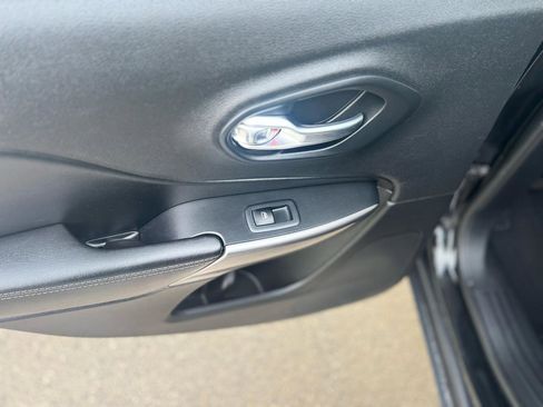 Used 2019 Jeep Cherokee Limited image 46