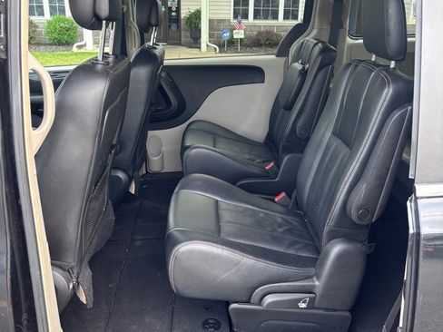 Used 2014 Chrysler Town & Country Touring FWD image 10