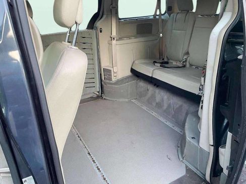 Used 2014 Chrysler Town & Country Touring image 11