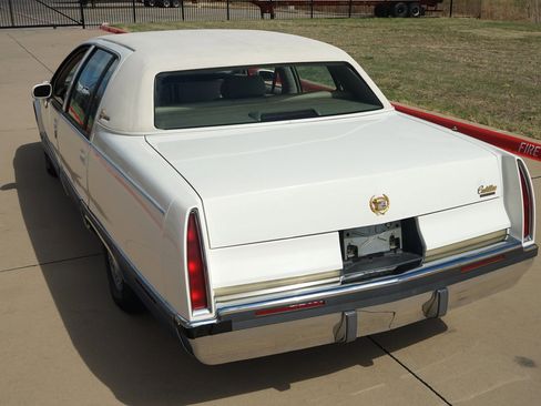 Used 1993 Cadillac Fleetwood Sedan image 8