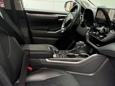 Used 2025 Toyota Highlander Platinum image 5
