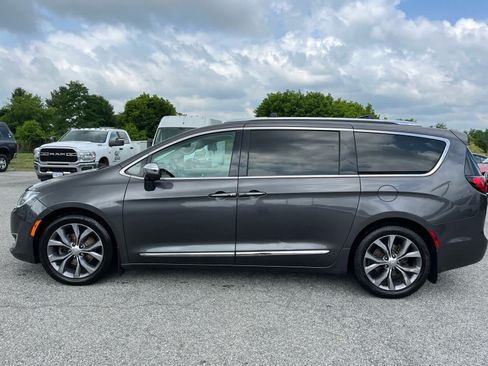 Used 2018 Chrysler Pacifica Limited w/ Tire & Wheel Group FWD image 6