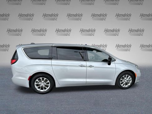 Used 2026 Chrysler Pacifica Limited FWD image 10