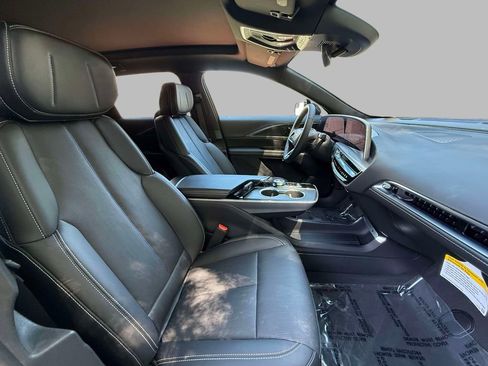 Used 2025 Cadillac Lyriq Luxury AWD/4WD image 14