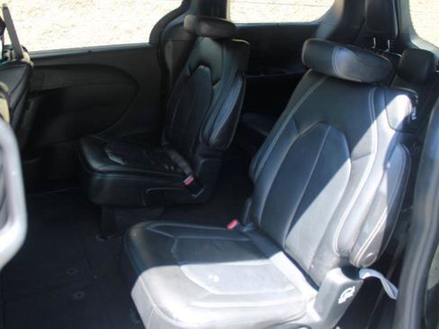 Used 2018 Chrysler Pacifica Touring-L Plus w/ S Appearance Package FWD image 10