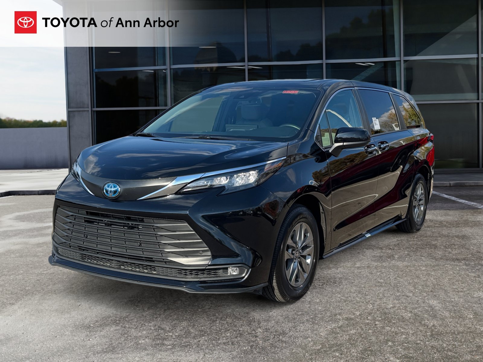 Used 2025 Toyota Sienna XLE AWD/4WD image 9