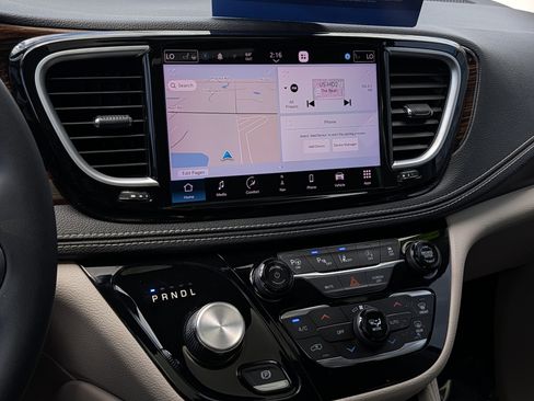 Used 2022 Chrysler Pacifica Limited image 31