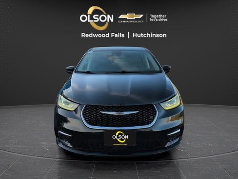 Used 2024 Chrysler Pacifica Touring-L image 8