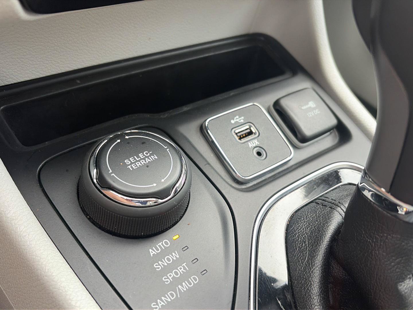 Used 2019 Jeep Cherokee Limited AWD/4WD image 25