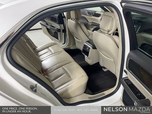 Used 2017 Lincoln Continental Select w/ Technology Package FWD image 16