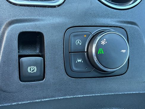 Used 2023 Chevrolet Traverse LT FWD image 31