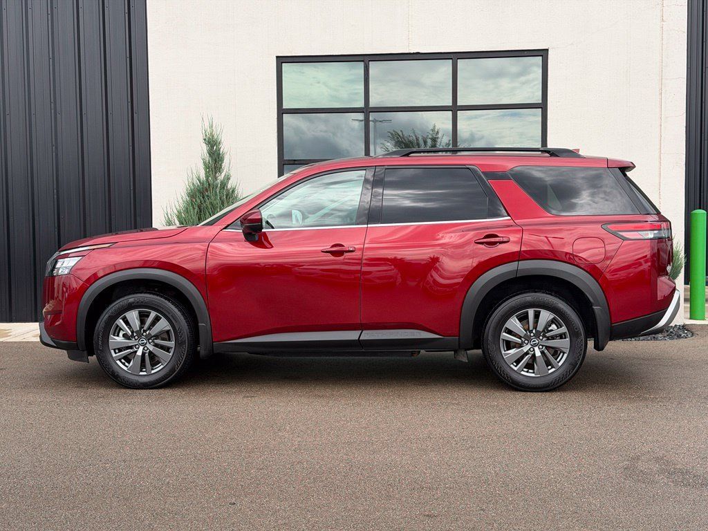 Used 2024 Nissan Pathfinder SV AWD/4WD image 2