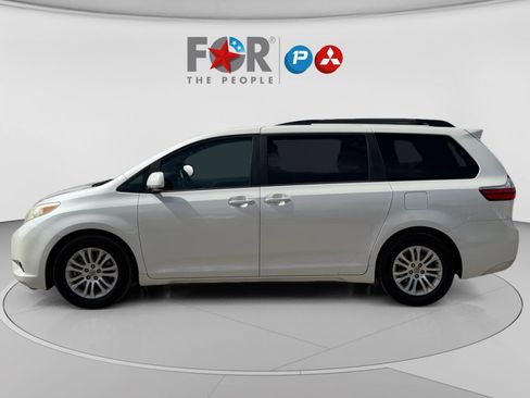 Used 2017 Toyota Sienna XLE Premium image 2