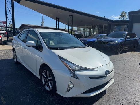 Used 2018 Toyota Prius Three Touring image 10