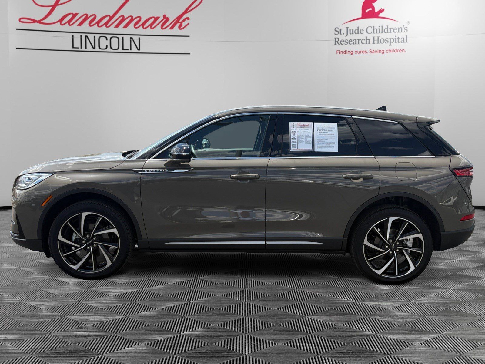 Certified 2025 Lincoln Corsair Reserve AWD/4WD image 2