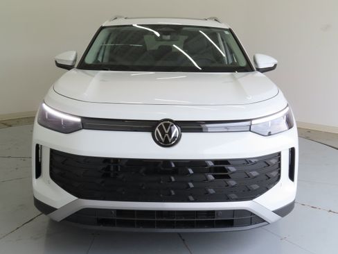 New 2026 Volkswagen Tiguan SE FWD image 8