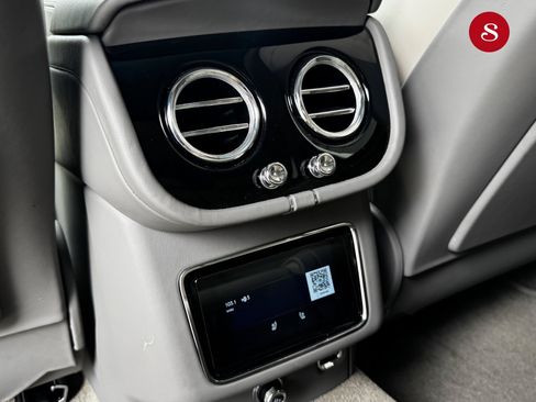 Used 2023 Bentley Bentayga Plug-In Hybrid AWD/4WD image 21