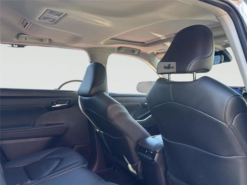 Used 2023 Toyota Highlander XLE AWD/4WD image 33