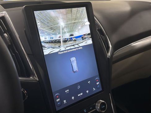 Used 2022 Ford Edge Titanium w/ Equipment Group 301A AWD/4WD image 33