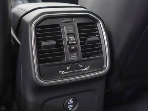 Certified 2025 Porsche Macan S AWD/4WD image 34