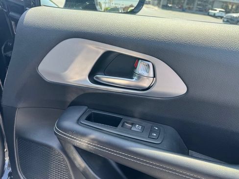 Used 2025 Chrysler Pacifica Limited FWD image 15