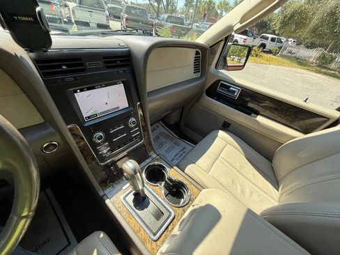 Used 2017 Lincoln Navigator L Select image 19
