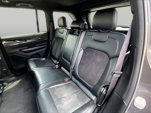 Used 2023 Jeep Grand Cherokee Altitude AWD/4WD image 19
