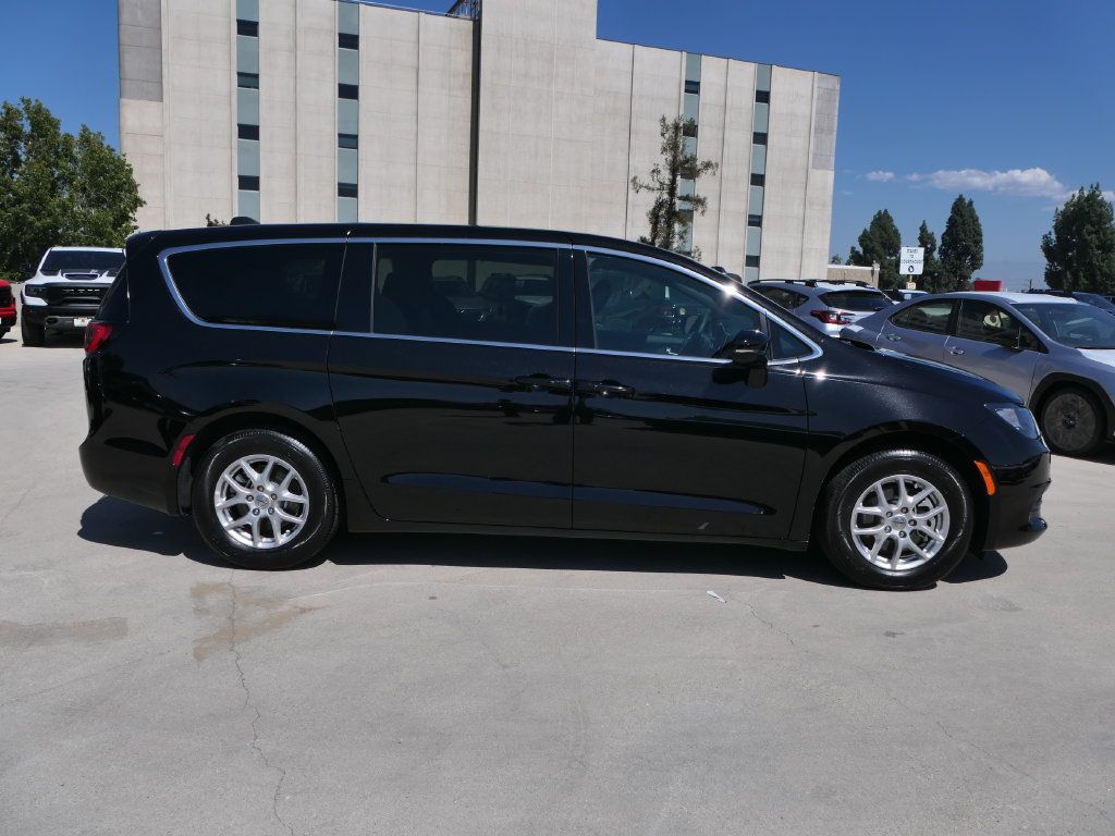 Used 2025 Chrysler Voyager LX FWD image 2