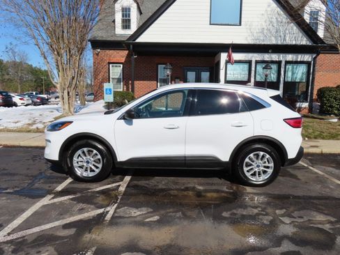 Used 2022 Ford Escape SE image 3